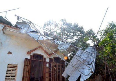Cyclone blew roofs off several houses in Krong Ana District in Dak Lak Province on May 1 (Photo: SGGP) Cyclone blew roofs off several houses in Krong Ana District in Dak Lak Province on May 1 (Photo: SGGP)